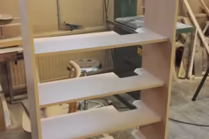 Hyllyihin aukot rampeille
